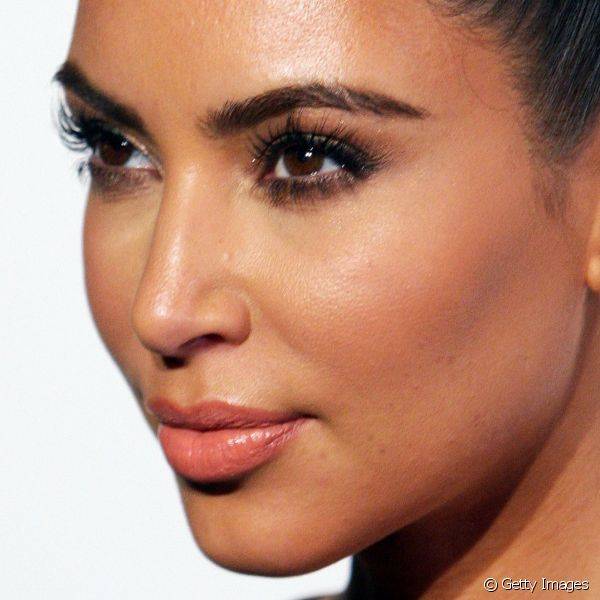 Os cílios de Kim Kardashian acrescentam aquele 